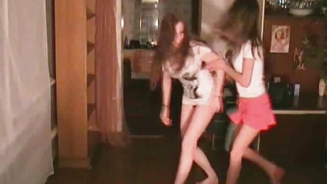 İnanılmaz :  Böyük ağ qadın yaşıl divanda sərt sekslə məşğul olur Cinsi porno video 