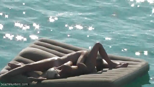 İnanılmaz :  Həyəcanlı tərəfdaşlar qonaq otağında ehtirasla sevişirlər Cinsi porno video 
