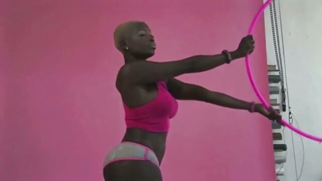 İnanılmaz :  Amerikalı yeniyetmə brat divanda əyilir Cinsi porno video 