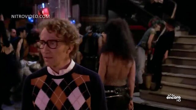 İnanılmaz :  Sarışın qız ev sahibini mastürbasyon edir və döyür Cinsi porno video 