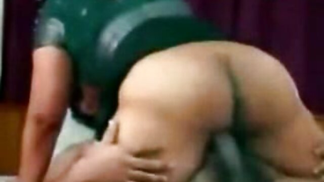 İnanılmaz :  Qırmızı saçlı qız sikişməmişdən əvvəl onu əmizdirir Cinsi porno video 