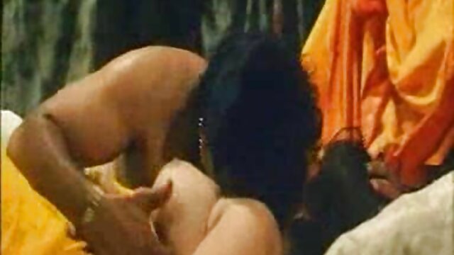 İnanılmaz :  Corablı lezbiyan gözəllər divanda şirin cunnilingusdan həzz alırlar Cinsi porno video 