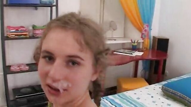 İnanılmaz :  Qız divanda qaşıqların mövqeyindən əsl həzz alır Cinsi porno video 