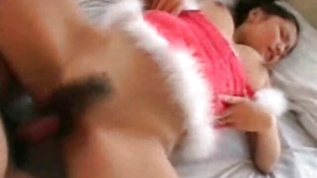 İnanılmaz :  Yağlanmış qara babe sərt ətli xoruzda gəzintiyə çıxır Cinsi porno video 
