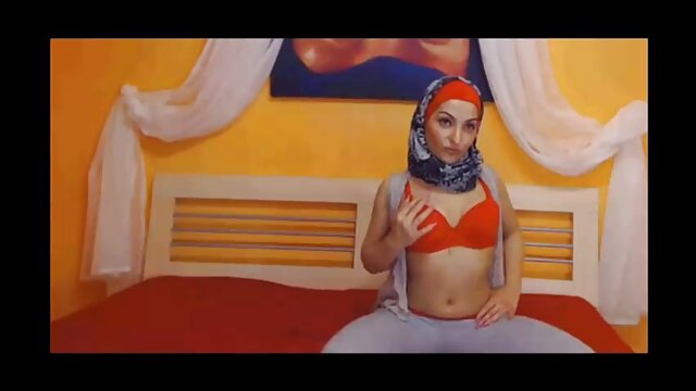 İnanılmaz :  Arıq sarışın yeniyetmə asılmış sevgilisini əmərək sürür Cinsi porno video 