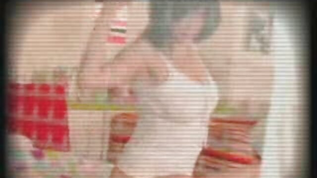 İnanılmaz :  Buxarlı üçlü fəaliyyətdə sikilmiş iki gözəl babes Cinsi porno video 