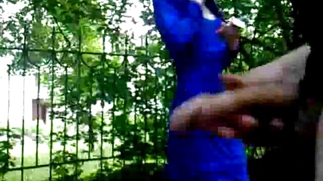 İnanılmaz :  Zərif qaraşın cooze ayaqlarını bir-birindən ayırır və klitorisini ovuşdurur Cinsi porno video 