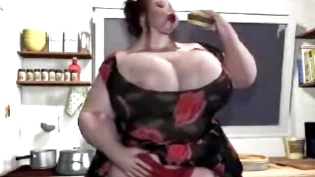 İnanılmaz :  Fit qaraşın qız məşqçisi ilə oral seksdən həzz alır Cinsi porno video 
