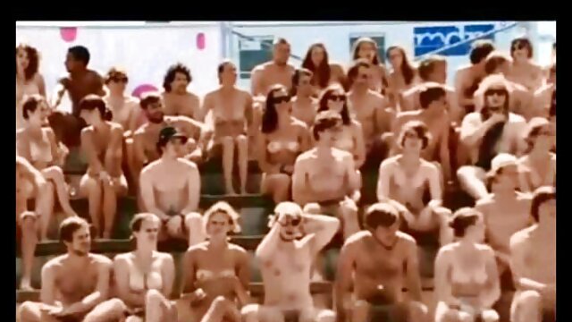 İnanılmaz :  Gözəl görünən sarışın paltarlarını soyunur və kameraya sürtülür Cinsi porno video 
