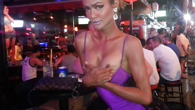 İnanılmaz :  Gözəl döşləri olan fahişə xoruzları döyür və növbə ilə onlara minir Cinsi porno video 