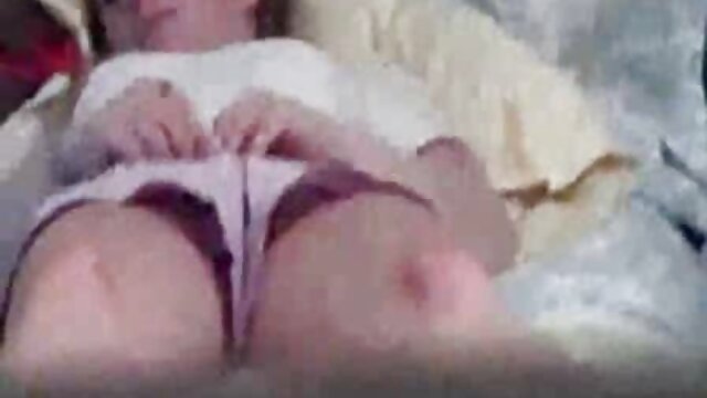 İnanılmaz :  Kinky babes isti üçlü bir şanslı oğlan paylaşır Cinsi porno video 